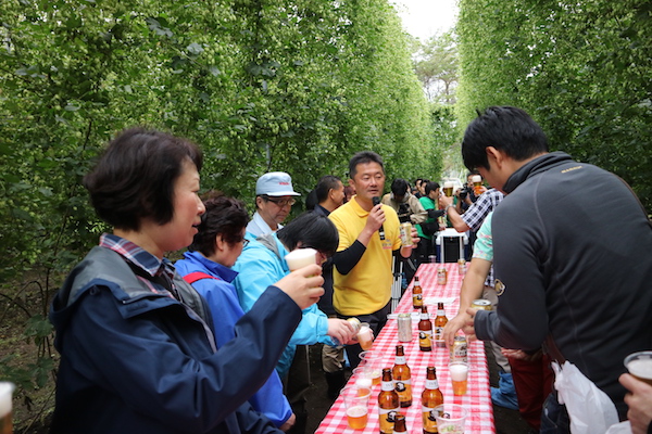 2017年9月に開催された「遠野BEER Tourism with SVB」の様子。ホップ圃場で乾杯